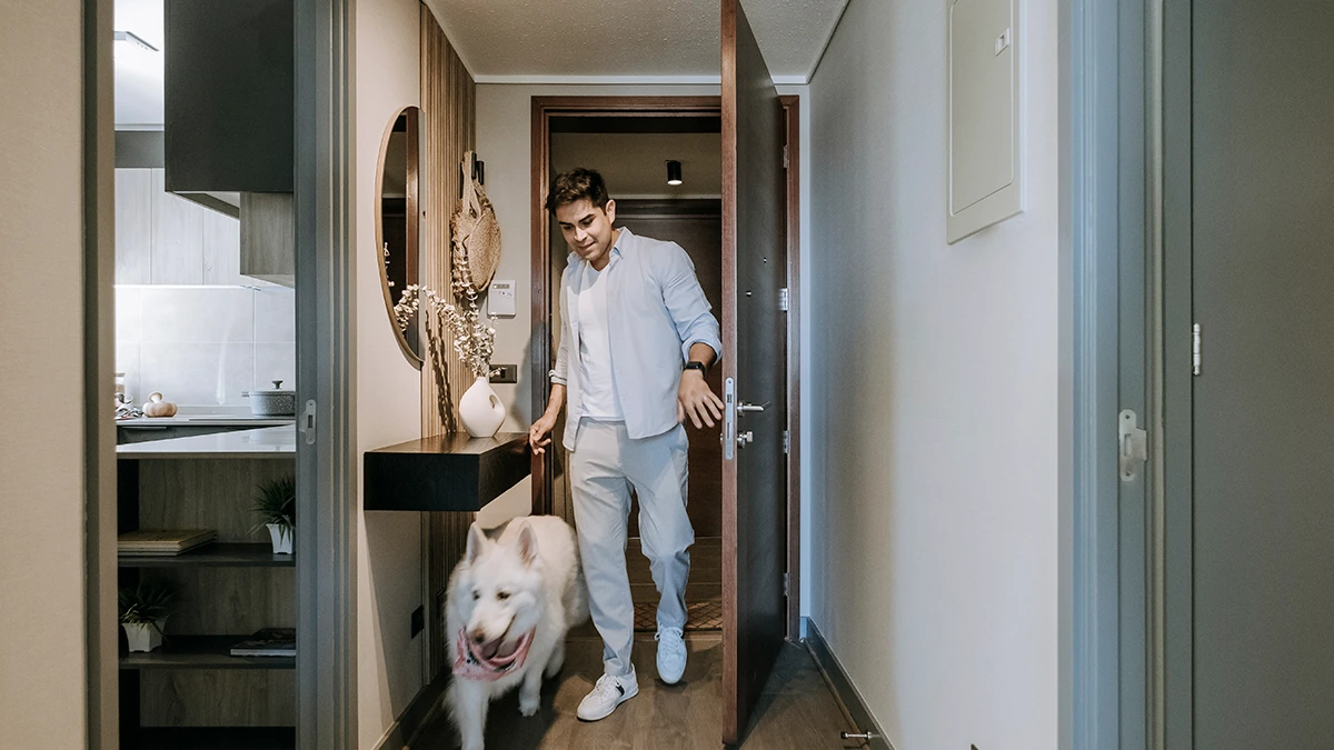 Hombre y mascota en hall de acceso Edificio Insigne