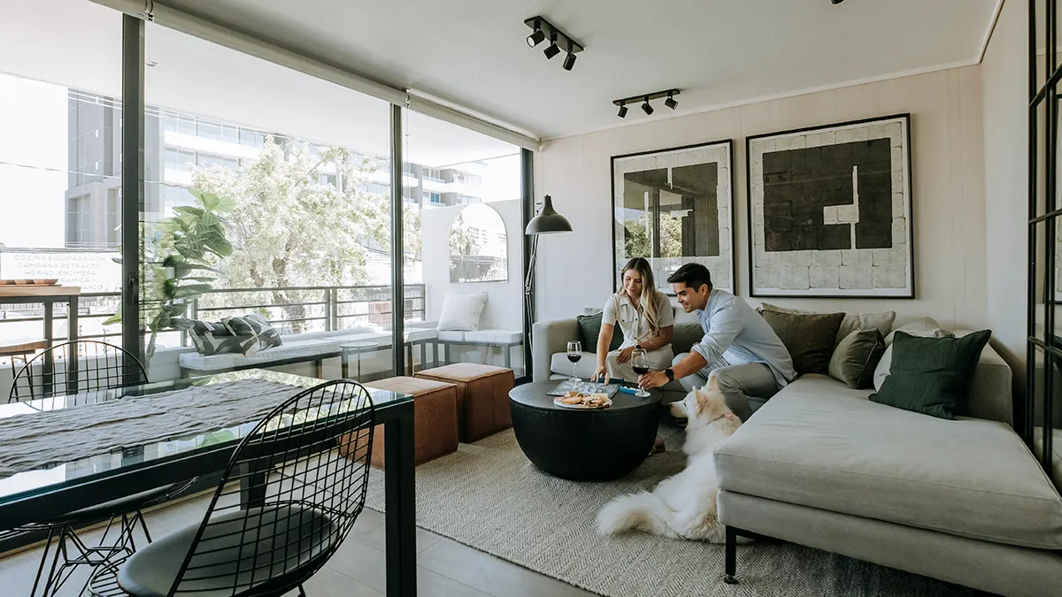 Pareja y mascota disfrutando living Edificio Insigne