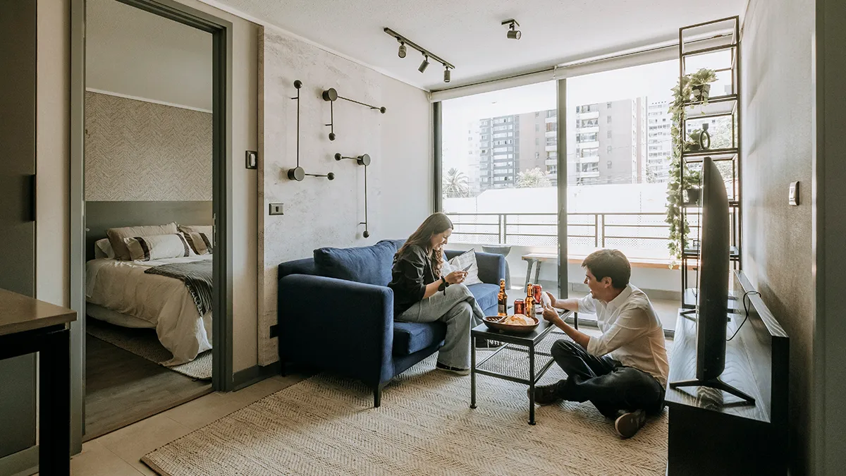 Pareja compartiendo en living Edificio Insigne