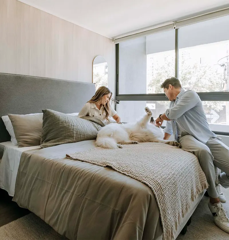 Pareja y mascota en el dormitorio principal Edificio Insigne