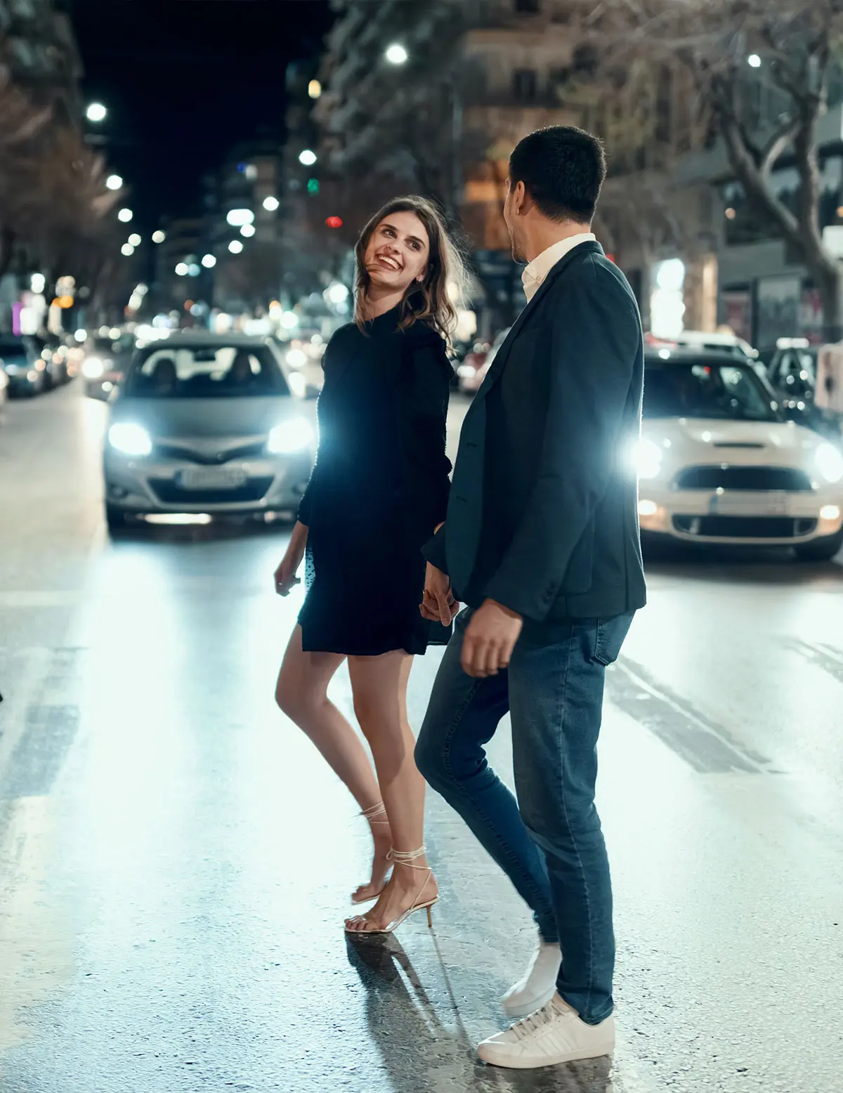 Pareja disfrutando en barrio de Lyon Bilbao de Almagro