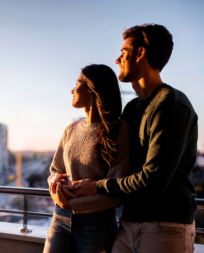 Pareja disfrutando en terraza edificio Lyon Bilbao de Almagro